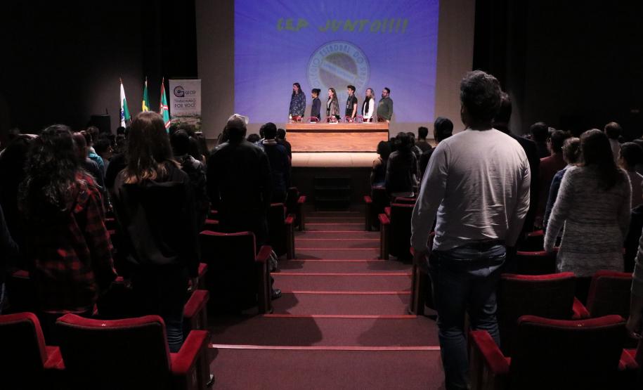 Na presença dos pais e responsáveis, 240 estudantes tomaram posse, nesta quarta-feira (10), no Conselho de Representantes de Turmas do Colégio Estadual do Paraná. Neste ano, eles ocuparão os cargos de representantes e vice-representantes das 120 turmas do Ensino Fundamental, Médio, Médio Integrado e Técnico Profissional do Colégio.