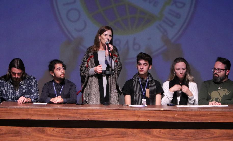 Na presença dos pais e responsáveis, 240 estudantes tomaram posse, nesta quarta-feira (10), no Conselho de Representantes de Turmas do Colégio Estadual do Paraná. Neste ano, eles ocuparão os cargos de representantes e vice-representantes das 120 turmas do Ensino Fundamental, Médio, Médio Integrado e Técnico Profissional do Colégio.