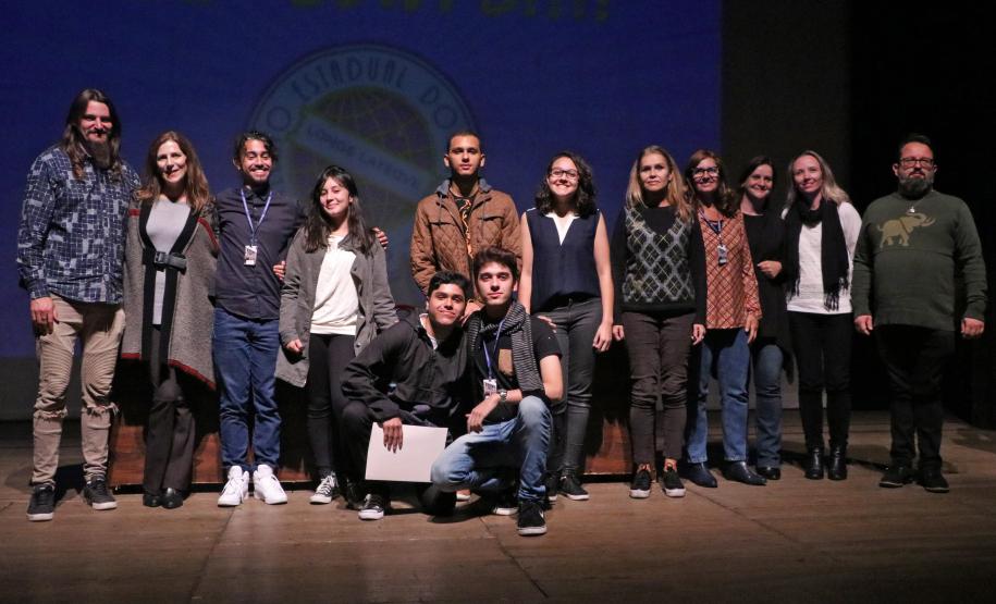 Na presença dos pais e responsáveis, 240 estudantes tomaram posse, nesta quarta-feira (10), no Conselho de Representantes de Turmas do Colégio Estadual do Paraná. Neste ano, eles ocuparão os cargos de representantes e vice-representantes das 120 turmas do Ensino Fundamental, Médio, Médio Integrado e Técnico Profissional do Colégio.