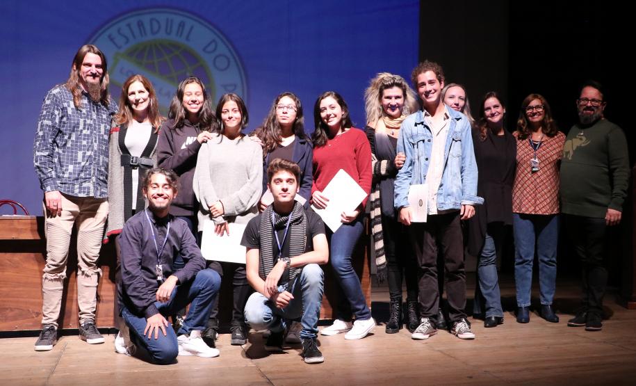 Na presença dos pais e responsáveis, 240 estudantes tomaram posse, nesta quarta-feira (10), no Conselho de Representantes de Turmas do Colégio Estadual do Paraná. Neste ano, eles ocuparão os cargos de representantes e vice-representantes das 120 turmas do Ensino Fundamental, Médio, Médio Integrado e Técnico Profissional do Colégio.