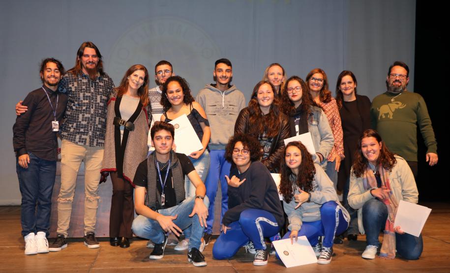 Na presença dos pais e responsáveis, 240 estudantes tomaram posse, nesta quarta-feira (10), no Conselho de Representantes de Turmas do Colégio Estadual do Paraná. Neste ano, eles ocuparão os cargos de representantes e vice-representantes das 120 turmas do Ensino Fundamental, Médio, Médio Integrado e Técnico Profissional do Colégio.