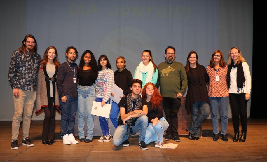 Na presença dos pais e responsáveis, 240 estudantes tomaram posse, nesta quarta-feira (10), no Conselho de Representantes de Turmas do Colégio Estadual do Paraná. Neste ano, eles ocuparão os cargos de representantes e vice-representantes das 120 turmas do Ensino Fundamental, Médio, Médio Integrado e Técnico Profissional do Colégio.