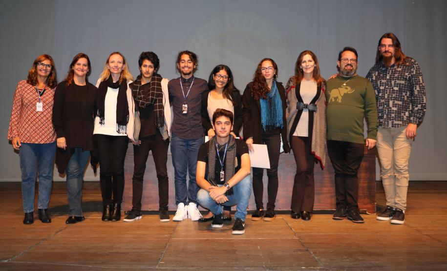 Na presença dos pais e responsáveis, 240 estudantes tomaram posse, nesta quarta-feira (10), no Conselho de Representantes de Turmas do Colégio Estadual do Paraná. Neste ano, eles ocuparão os cargos de representantes e vice-representantes das 120 turmas do Ensino Fundamental, Médio, Médio Integrado e Técnico Profissional do Colégio.