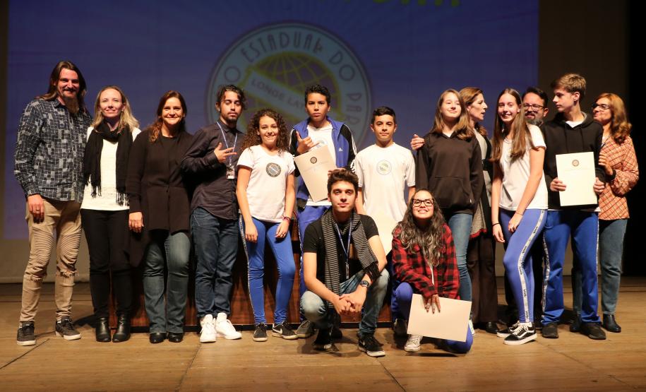 Na presença dos pais e responsáveis, 240 estudantes tomaram posse, nesta quarta-feira (10), no Conselho de Representantes de Turmas do Colégio Estadual do Paraná. Neste ano, eles ocuparão os cargos de representantes e vice-representantes das 120 turmas do Ensino Fundamental, Médio, Médio Integrado e Técnico Profissional do Colégio.