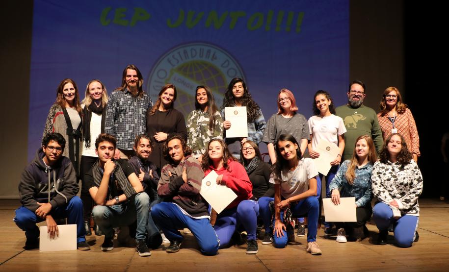 Na presença dos pais e responsáveis, 240 estudantes tomaram posse, nesta quarta-feira (10), no Conselho de Representantes de Turmas do Colégio Estadual do Paraná. Neste ano, eles ocuparão os cargos de representantes e vice-representantes das 120 turmas do Ensino Fundamental, Médio, Médio Integrado e Técnico Profissional do Colégio.