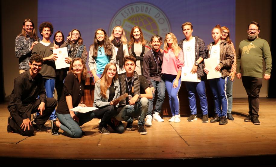 Na presença dos pais e responsáveis, 240 estudantes tomaram posse, nesta quarta-feira (10), no Conselho de Representantes de Turmas do Colégio Estadual do Paraná. Neste ano, eles ocuparão os cargos de representantes e vice-representantes das 120 turmas do Ensino Fundamental, Médio, Médio Integrado e Técnico Profissional do Colégio.