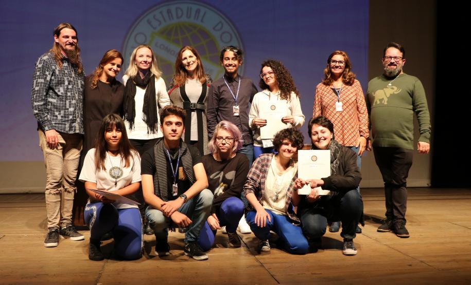 Na presença dos pais e responsáveis, 240 estudantes tomaram posse, nesta quarta-feira (10), no Conselho de Representantes de Turmas do Colégio Estadual do Paraná. Neste ano, eles ocuparão os cargos de representantes e vice-representantes das 120 turmas do Ensino Fundamental, Médio, Médio Integrado e Técnico Profissional do Colégio.
