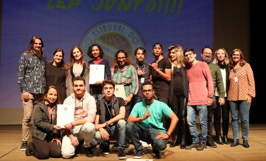 Na presença dos pais e responsáveis, 240 estudantes tomaram posse, nesta quarta-feira (10), no Conselho de Representantes de Turmas do Colégio Estadual do Paraná. Neste ano, eles ocuparão os cargos de representantes e vice-representantes das 120 turmas do Ensino Fundamental, Médio, Médio Integrado e Técnico Profissional do Colégio.