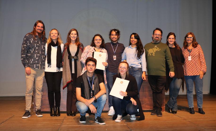 Na presença dos pais e responsáveis, 240 estudantes tomaram posse, nesta quarta-feira (10), no Conselho de Representantes de Turmas do Colégio Estadual do Paraná. Neste ano, eles ocuparão os cargos de representantes e vice-representantes das 120 turmas do Ensino Fundamental, Médio, Médio Integrado e Técnico Profissional do Colégio.