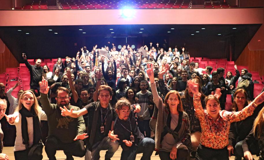 Na presença dos pais e responsáveis, 240 estudantes tomaram posse, nesta quarta-feira (10), no Conselho de Representantes de Turmas do Colégio Estadual do Paraná. Neste ano, eles ocuparão os cargos de representantes e vice-representantes das 120 turmas do Ensino Fundamental, Médio, Médio Integrado e Técnico Profissional do Colégio.