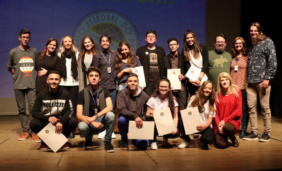 Na presença dos pais e responsáveis, 240 estudantes tomaram posse, nesta quarta-feira (10), no Conselho de Representantes de Turmas do Colégio Estadual do Paraná. Neste ano, eles ocuparão os cargos de representantes e vice-representantes das 120 turmas do Ensino Fundamental, Médio, Médio Integrado e Técnico Profissional do Colégio.