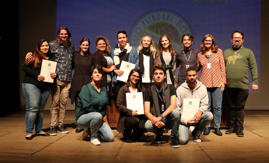 Na presença dos pais e responsáveis, 240 estudantes tomaram posse, nesta quarta-feira (10), no Conselho de Representantes de Turmas do Colégio Estadual do Paraná. Neste ano, eles ocuparão os cargos de representantes e vice-representantes das 120 turmas do Ensino Fundamental, Médio, Médio Integrado e Técnico Profissional do Colégio.