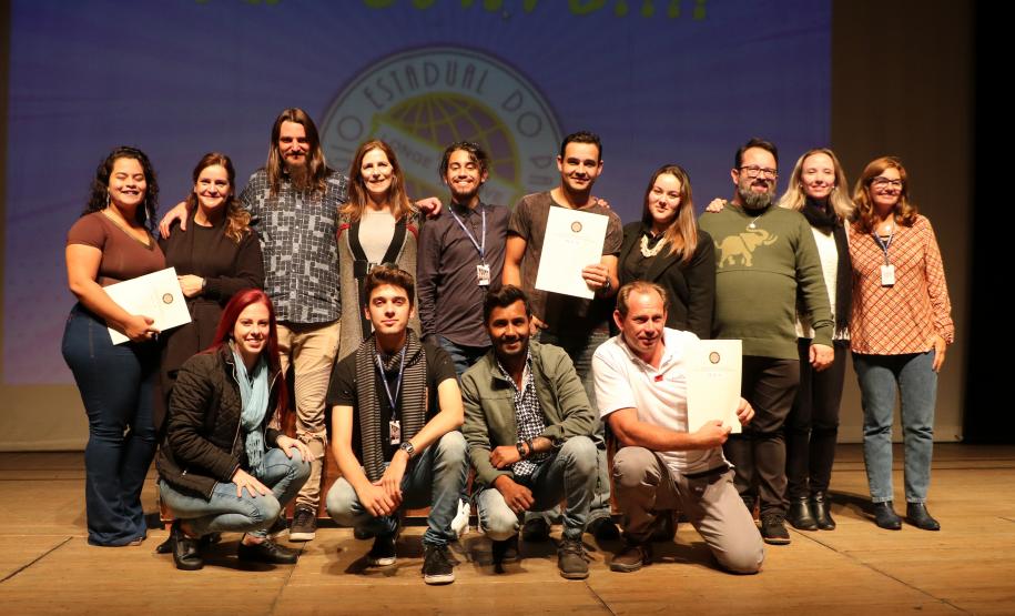 Na presença dos pais e responsáveis, 240 estudantes tomaram posse, nesta quarta-feira (10), no Conselho de Representantes de Turmas do Colégio Estadual do Paraná. Neste ano, eles ocuparão os cargos de representantes e vice-representantes das 120 turmas do Ensino Fundamental, Médio, Médio Integrado e Técnico Profissional do Colégio.