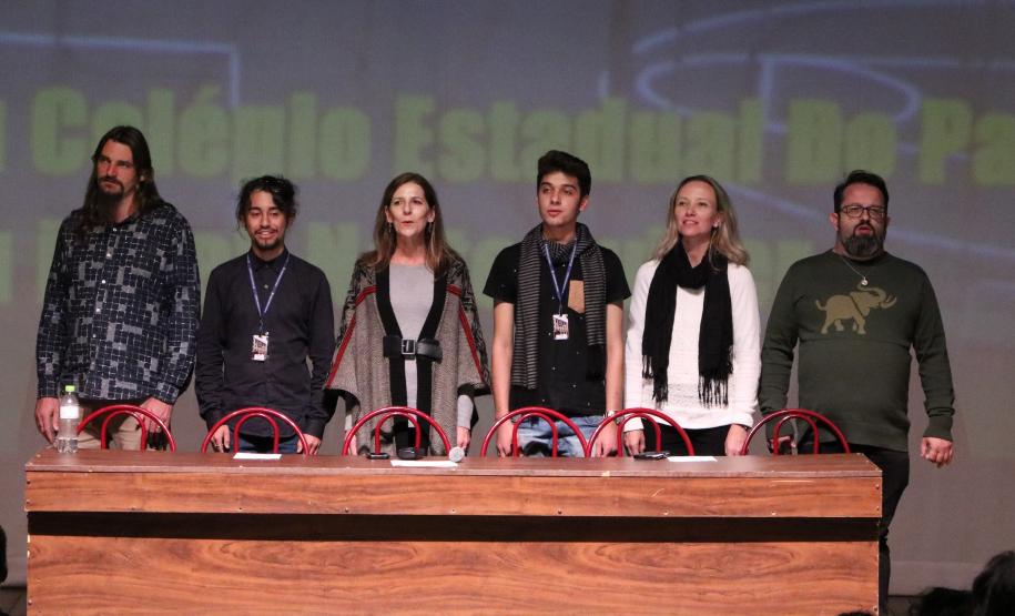 Na presença dos pais e responsáveis, 240 estudantes tomaram posse, nesta quarta-feira (10), no Conselho de Representantes de Turmas do Colégio Estadual do Paraná. Neste ano, eles ocuparão os cargos de representantes e vice-representantes das 120 turmas do Ensino Fundamental, Médio, Médio Integrado e Técnico Profissional do Colégio.