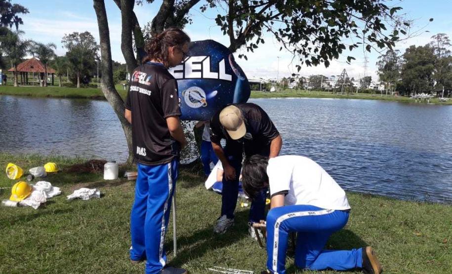 Estudantes do Colégio Estadual do Paraná (CEP) passaram a tarde desta segunda-feira (15) no Parque São José dos Pinhais, na Região Metropolitana de Curitiba, onde realizaram testes experimentais com os foguetes desenvolvidos nas aulas de Ciência Espacial.