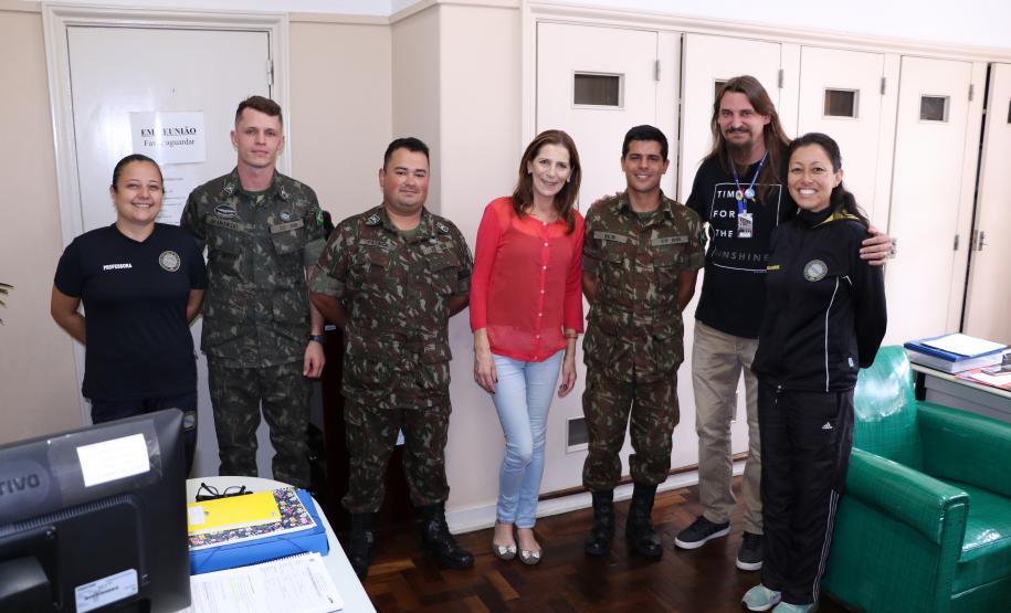 Professora Fabiane Freitas; Cabo Iwanowski; Soldado Patrick; Diretora Tânia Acco; Capitão Kaliw;  Professor Robson André Gaievski e a Coordenadora de Esporte Cláudia Tamura.