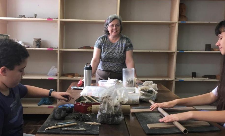 A professora de Arte Lorene de George