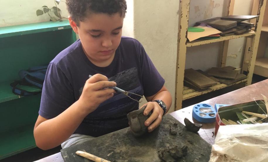 A arte de manipular o barro, a queima para transformar em cerâmica e as pinturas para finalizar os trabalhos são técnicas ainda ensinadas em aulas práticas do Modulado Modelagem em Argila, ofertado pela Escolinha de Arte do Colégio Estadual do Paraná (CEP).