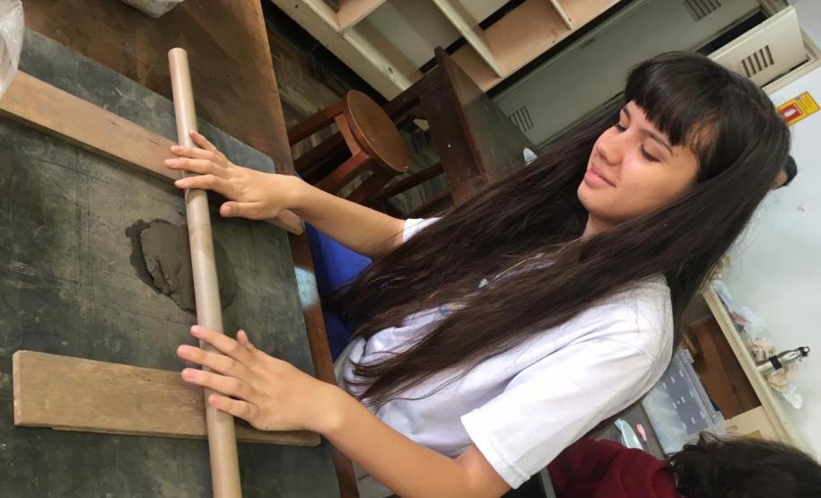 A arte de manipular o barro, a queima para transformar em cerâmica e as pinturas para finalizar os trabalhos são técnicas ainda ensinadas em aulas práticas do Modulado Modelagem em Argila, ofertado pela Escolinha de Arte do Colégio Estadual do Paraná (CEP).