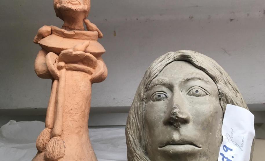 A arte de manipular o barro, a queima para transformar em cerâmica e as pinturas para finalizar os trabalhos são técnicas ainda ensinadas em aulas práticas do Modulado Modelagem em Argila, ofertado pela Escolinha de Arte do Colégio Estadual do Paraná (CEP).