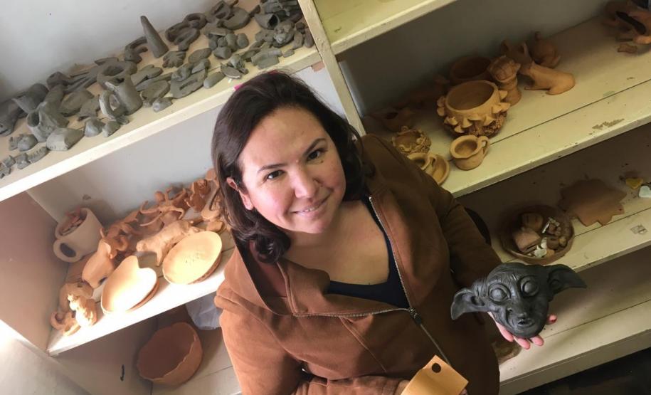 Professora Graciela Müller, também do curso de Modelagem em Argila do CEP