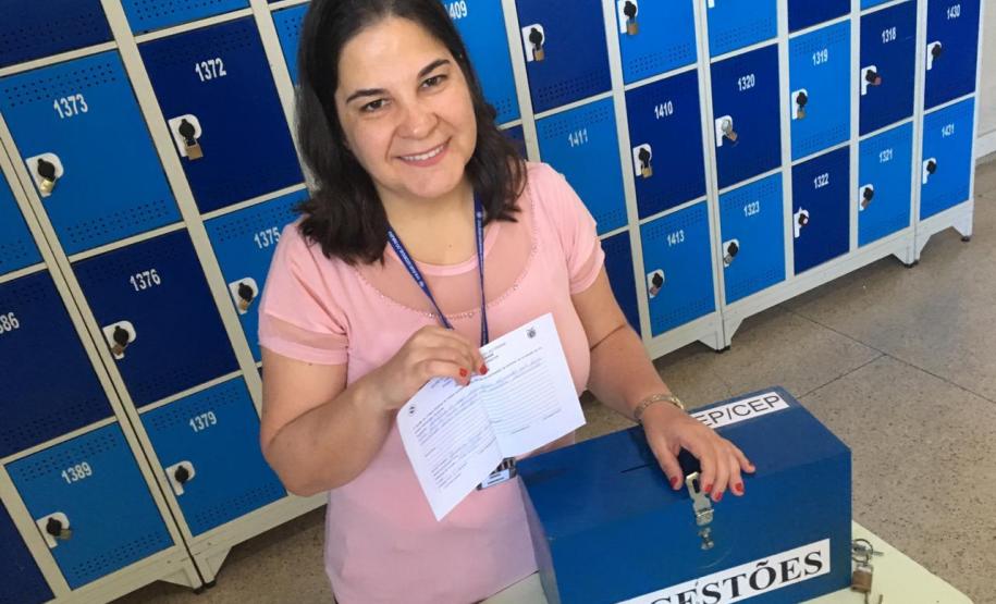 Professora Denise Adriane Regis, assessora da direção geral e responsável pela ação com as caixas de sugestões.