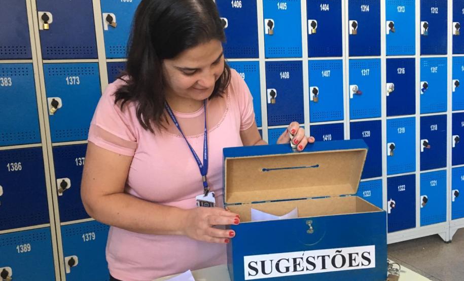 Professora Denise Adriane Regis, assessora da direção geral e responsável pela ação com as caixas de sugestões.
