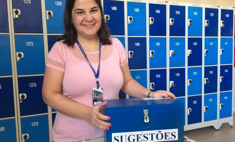 Professora Denise Adriane Regis, assessora da direção geral e responsável pela ação com as caixas de sugestões.