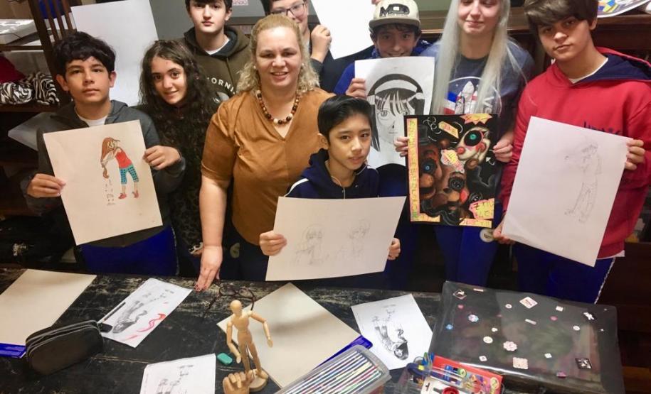 Olhos, sobrancelhas, boca e nariz desenhados de forma exagerada para, de forma caricata, evidenciar a expressão facial. Essas são características que imediatamente identificam os personagens de um Desenho Mangá, uma atividade artística ensinada no modulado da Escolinha de Arte do Colégio Estadual do Paraná (CEP).