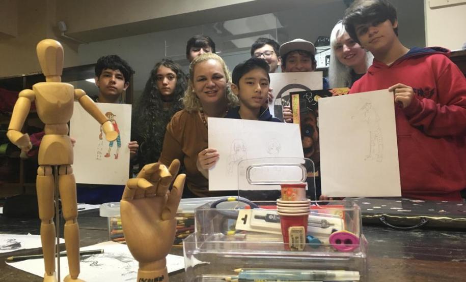 Olhos, sobrancelhas, boca e nariz desenhados de forma exagerada para, de forma caricata, evidenciar a expressão facial. Essas são características que imediatamente identificam os personagens de um Desenho Mangá, uma atividade artística ensinada no modulado da Escolinha de Arte do Colégio Estadual do Paraná (CEP).