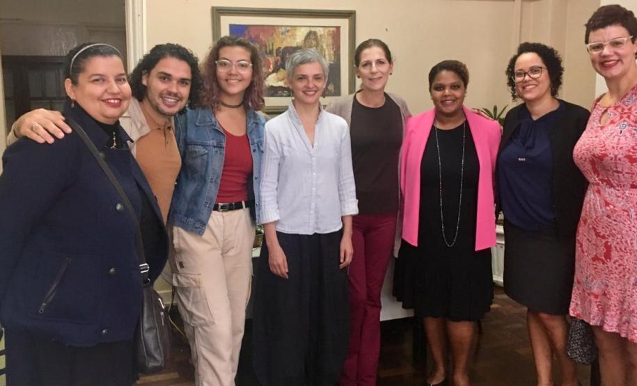 No Colégio, ela foi recepcionada pela Diretora Geral, Tânia Maria Acco, pelo Coordenador do Grupo Dancep, Fernando Nascimento, membros da equipe gestora e professores de Língua Inglesa do CEP.