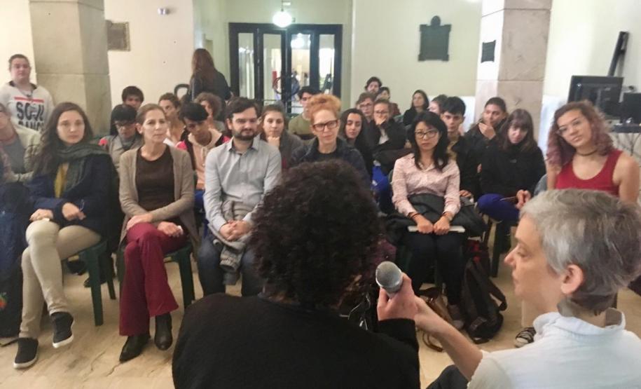 No saguão, a dançarina, que também é coreografa e professora, conversou com alunos e alunas do Grupo Dancep e do curso de Teatro do CEP.