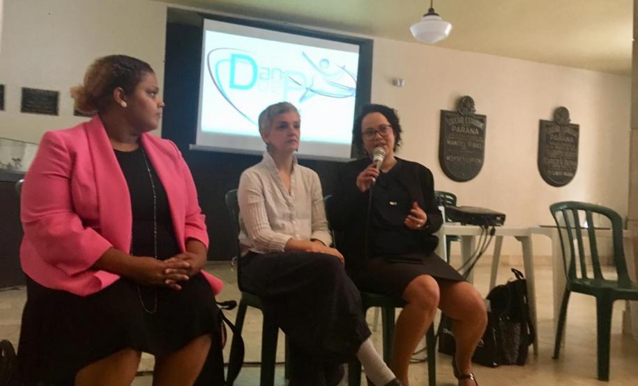 No saguão, a dançarina, que também é coreografa e professora, conversou com alunos e alunas do Grupo Dancep e do curso de Teatro do CEP.