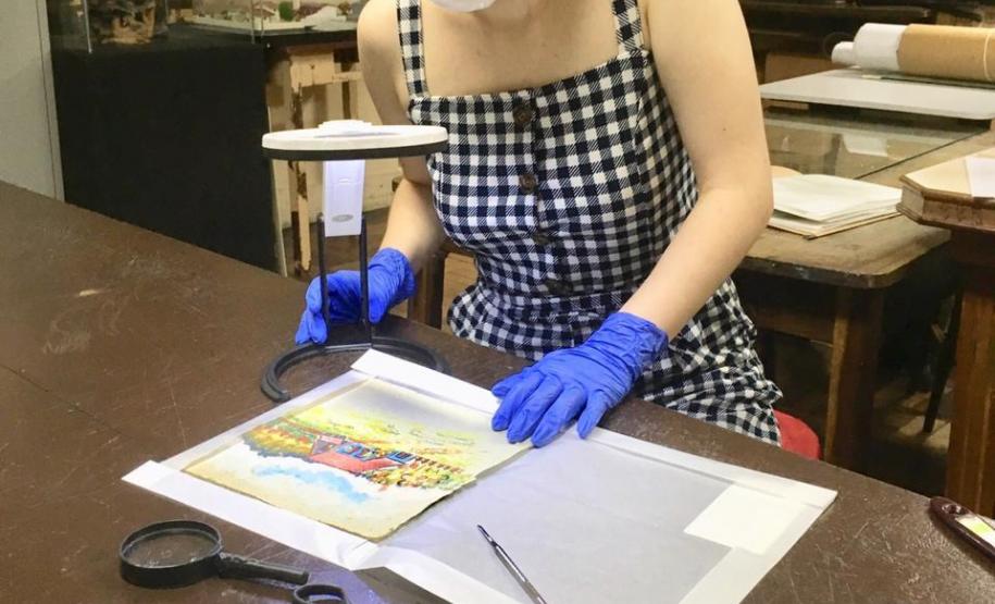 A universitária Brenda Lis Rocha, do curso de Artes Visuais da Unespar de Curitiba, participa do Modulado de Acervo da Escolinha.