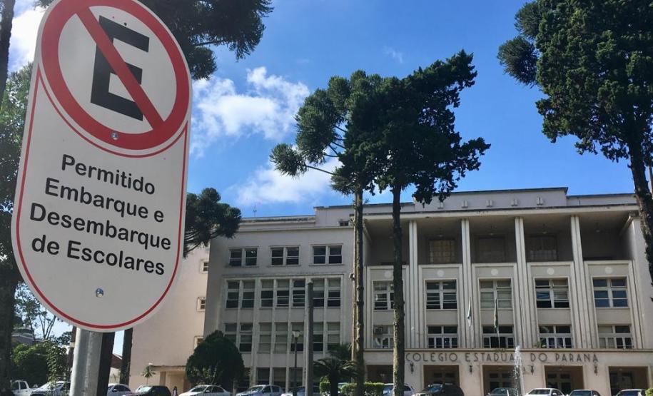 estacionamento1 Para mais tranquilidade dos pais e responsáveis, o Colégio Estadual do Paraná (CEP) passou a contar com uma área exclusiva para embarque e desembarque dos estudantes, no acesso principal do Colégio pela Avenida João Gualberto no Alto da Glória.