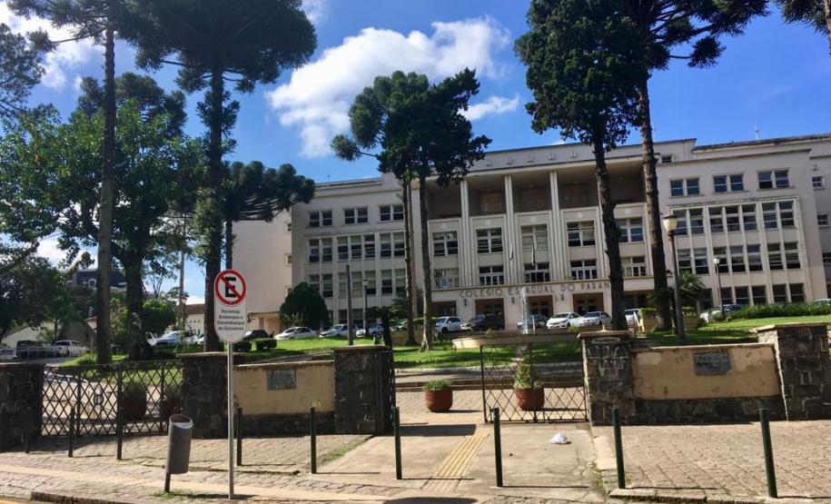 estacionamento 2 Para mais tranquilidade dos pais e responsáveis, o Colégio Estadual do Paraná (CEP) passou a contar com uma área exclusiva para embarque e desembarque dos estudantes, no acesso principal do Colégio pela Avenida João Gualberto no Alto da Glória.