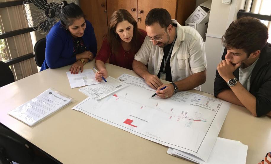 estacionamento 3 As tratativas da direção geral com os órgãos municipais responsáveis pelo trânsito na capital começaram em 2016, com acompanhamento e aprovação de demandas por parte dos membros do Conselho Escolar. O presidente do Grêmio Estudantil do Colégio (Gecep), Thiago Leszczynski, também participou de reuniões nos órgãos da Prefeitura (foto)