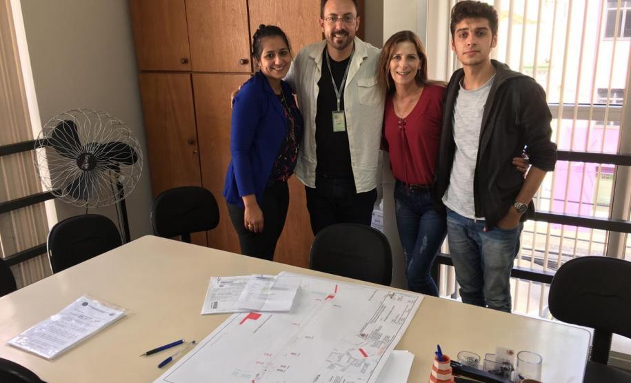 estacionamento 4 As tratativas da direção geral com os órgãos municipais responsáveis pelo trânsito na capital começaram em 2016, com acompanhamento e aprovação de demandas por parte dos membros do Conselho Escolar. O presidente do Grêmio Estudantil do Colégio (Gecep), Thiago Leszczynski, também participou de reuniões nos órgãos da Prefeitura (foto)