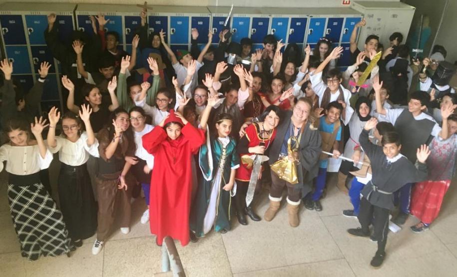 Reis e rainhas, príncipes e princesas, magos e cavaleiros, camponeses e camponesas, além de operários e outros personagens característicos de períodos diferentes da História da humanidade, puderam ser encontrados nos corredores do Colégio Estadual do Paraná (CEP)