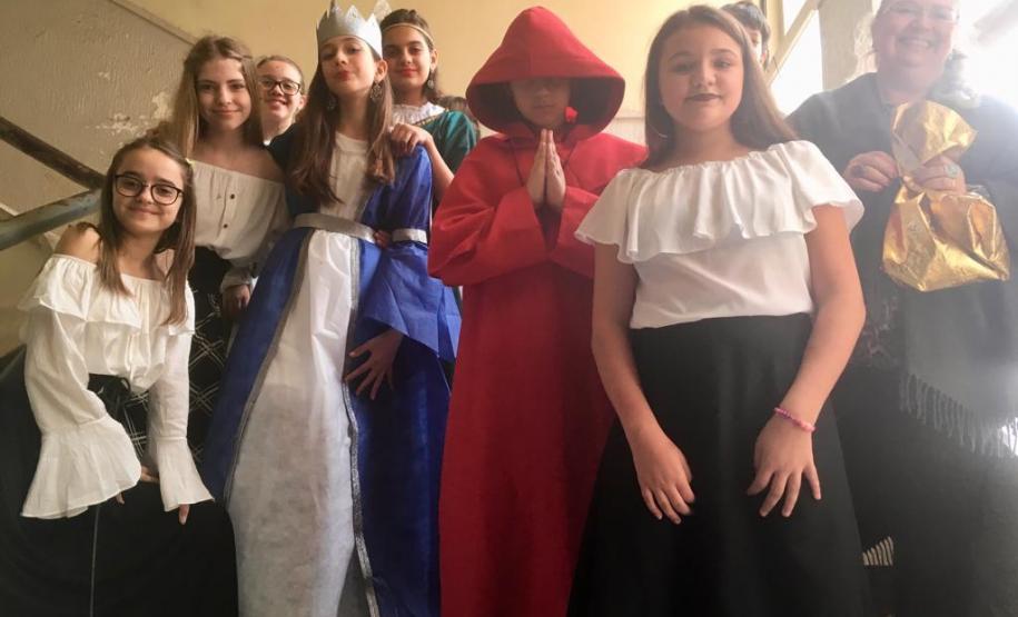 Reis e rainhas, príncipes e princesas, magos e cavaleiros, camponeses e camponesas, além de operários e outros personagens característicos de períodos diferentes da História da humanidade, puderam ser encontrados nos corredores do Colégio Estadual do Paraná (CEP)