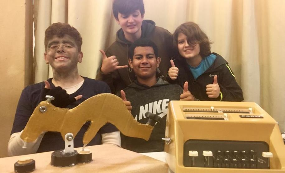 Reis e rainhas, príncipes e princesas, magos e cavaleiros, camponeses e camponesas, além de operários e outros personagens característicos de períodos diferentes da História da humanidade, puderam ser encontrados nos corredores do Colégio Estadual do Paraná (CEP)