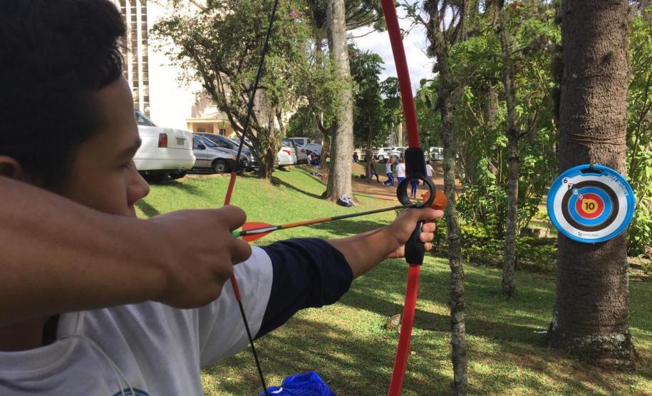 Seja disputando a bola na rede durante uma partida de vôlei ou empunhando um arco e flecha (modelo ventosa) para acertar o alvo colocado a alguns metros de distância, os estudantes do Colégio Estadual do Paraná (CEP) brincam e se divertem durante as aulas práticas de Educação Física
