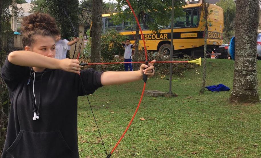 Seja disputando a bola na rede durante uma partida de vôlei ou empunhando um arco e flecha (modelo ventosa) para acertar o alvo colocado a alguns metros de distância, os estudantes do Colégio Estadual do Paraná (CEP) brincam e se divertem durante as aulas práticas de Educação Física