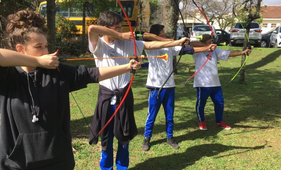 Seja disputando a bola na rede durante uma partida de vôlei ou empunhando um arco e flecha (modelo ventosa) para acertar o alvo colocado a alguns metros de distância, os estudantes do Colégio Estadual do Paraná (CEP) brincam e se divertem durante as aulas práticas de Educação Física
