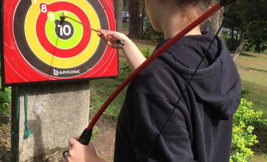 Seja disputando a bola na rede durante uma partida de vôlei ou empunhando um arco e flecha (modelo ventosa) para acertar o alvo colocado a alguns metros de distância, os estudantes do Colégio Estadual do Paraná (CEP) brincam e se divertem durante as aulas práticas de Educação Física