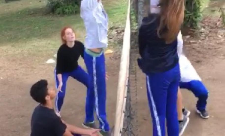 Seja disputando a bola na rede durante uma partida de vôlei ou empunhando um arco e flecha (modelo ventosa) para acertar o alvo colocado a alguns metros de distância, os estudantes do Colégio Estadual do Paraná (CEP) brincam e se divertem durante as aulas práticas de Educação Física