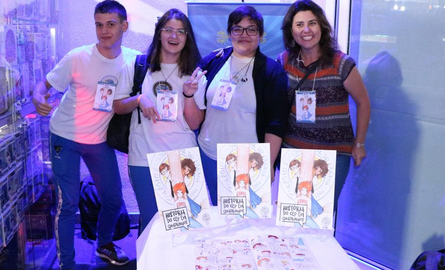 A Revista do CEP em Quadrinhos foi apresentada, na última sexta-feira (3), aos visitantes da 23a edição do Shinobi Spirit, evento que destacou a cultura pop de nerd, geek, otaku, kpopper e gamer. Em um estande montado no evento, cerca de 30 estudantes do Colégio mostraram o conteúdo da revista e contaram aos interessados como se deu o processo de criação e execução do material literário.