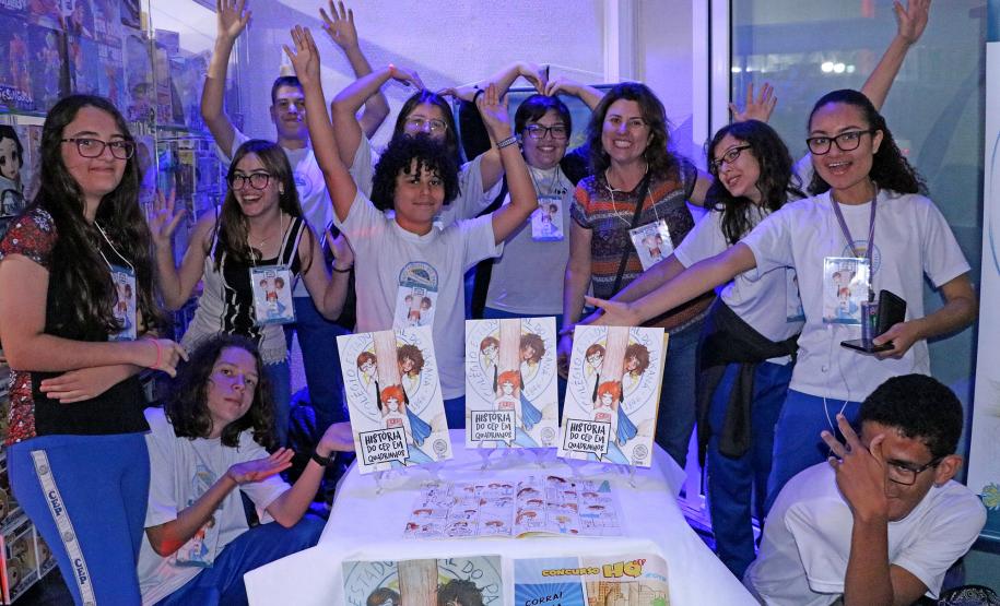 A Revista do CEP em Quadrinhos foi apresentada, na última sexta-feira (3), aos visitantes da 23a edição do Shinobi Spirit, evento que destacou a cultura pop de nerd, geek, otaku, kpopper e gamer. Em um estande montado no evento, cerca de 30 estudantes do Colégio mostraram o conteúdo da revista e contaram aos interessados como se deu o processo de criação e execução do material literário.
