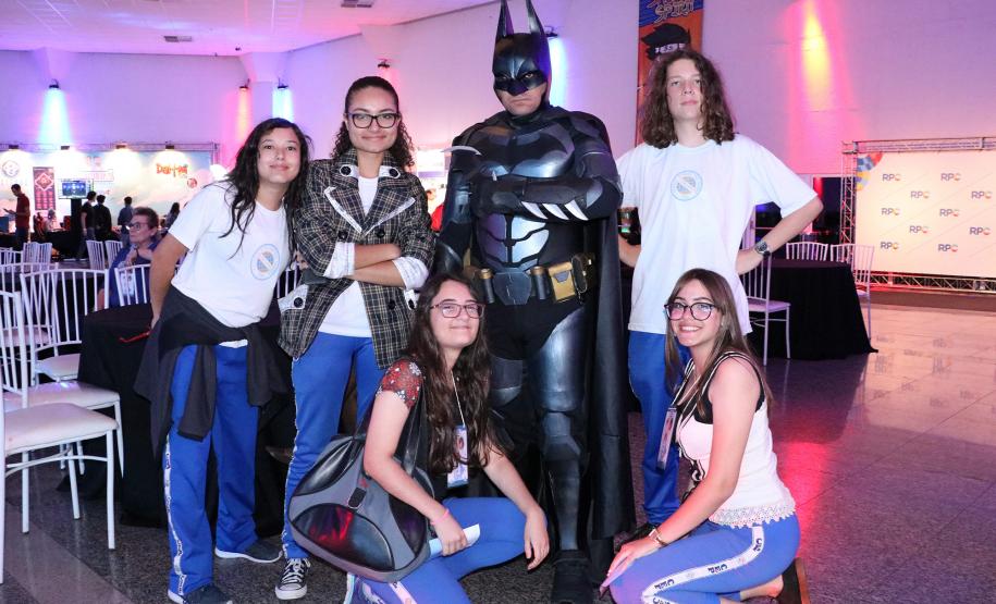 A Revista do CEP em Quadrinhos foi apresentada, na última sexta-feira (3), aos visitantes da 23a edição do Shinobi Spirit, evento que destacou a cultura pop de nerd, geek, otaku, kpopper e gamer. Em um estande montado no evento, cerca de 30 estudantes do Colégio mostraram o conteúdo da revista e contaram aos interessados como se deu o processo de criação e execução do material literário.