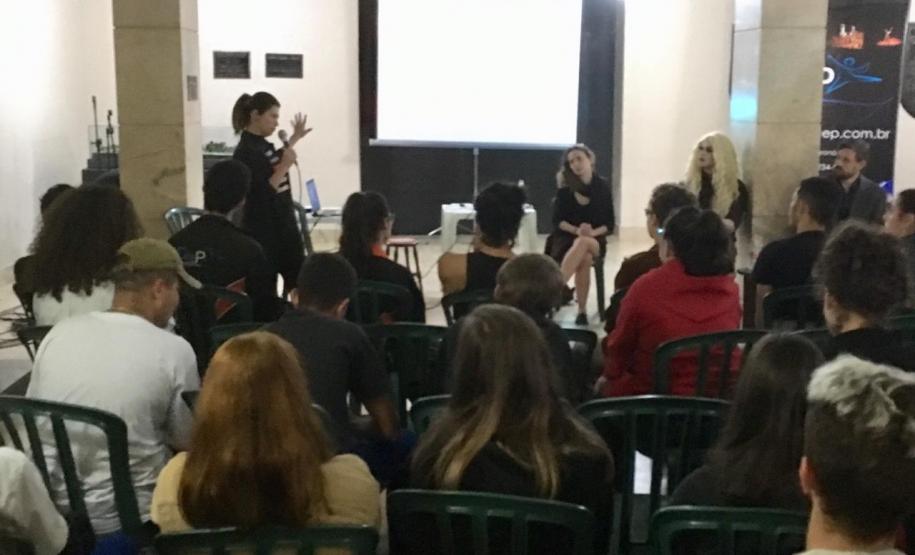 Estudantes do curso de mestrado profissional em Artes da Universidade Estadual do Paraná (Unespar) participaram de uma roda de conversa com os estudantes do Colégio Estadual do Paraná (CEP).